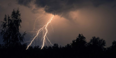 В Україні очікуються дощі та грози: оголошено штормове попередження